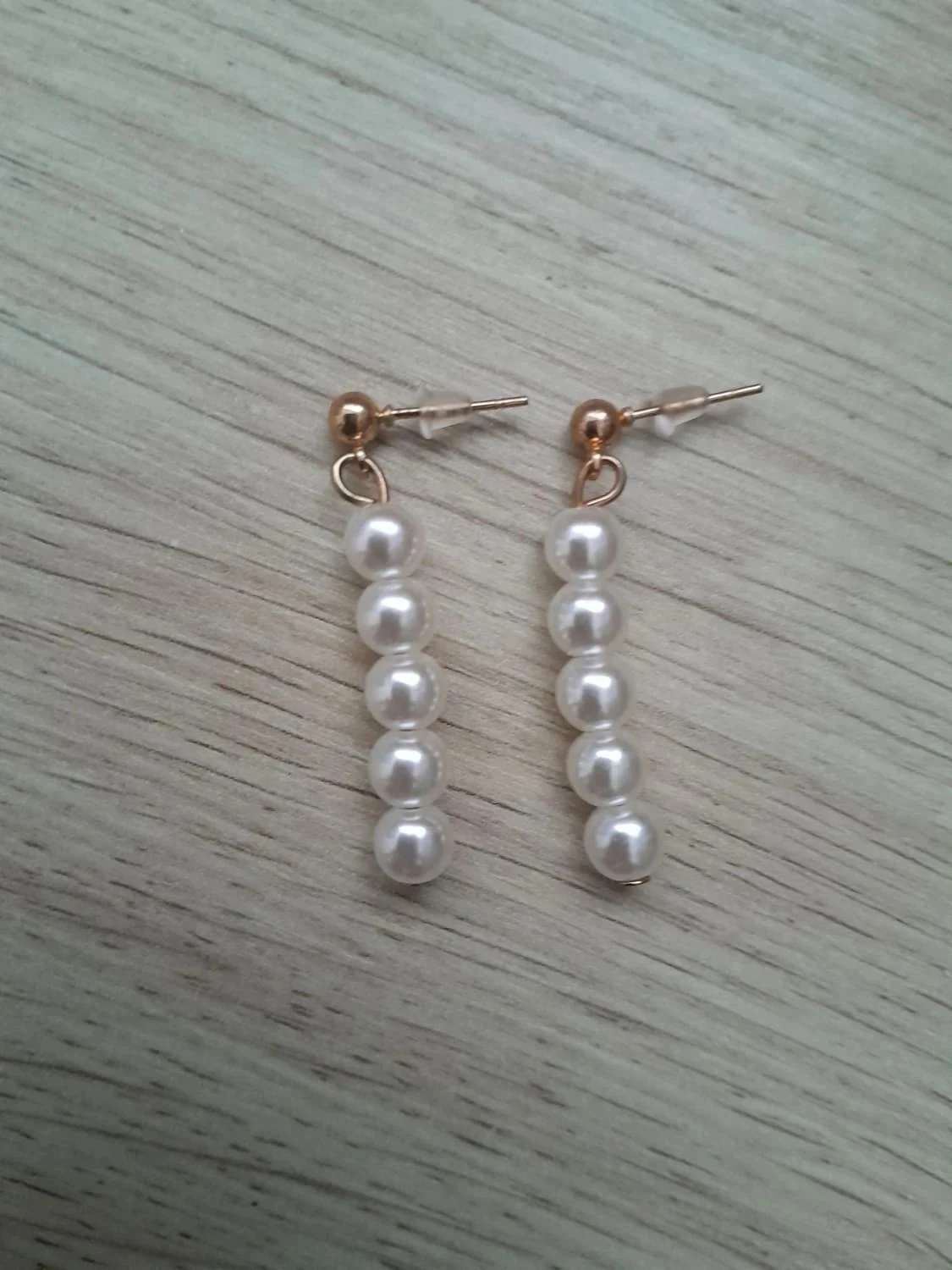 Boucles d'oreilles pendantes, perles blanches, dorées